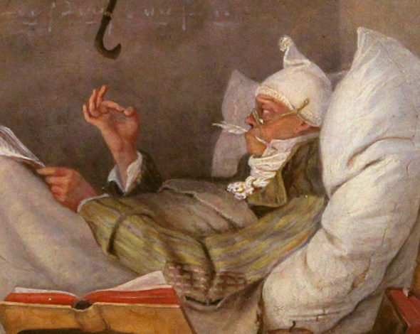 Du siehst einen älteren Mann in seinem Bett. Mit seinen Lippen hält er eine Schreibfeder. In seiner linken Hand hält er Papier, auf dem etwas geschrieben ist. Vor ihm liegen Bücher und Schachteln. Es ist ein Ausschnitt des Bildes „Armer Poet“ von Carl Spitzweg. Poet ist ein anderes Wort für Dichter.