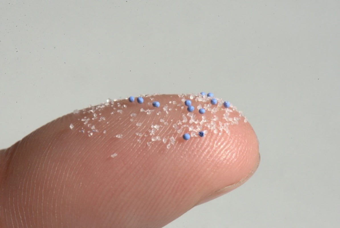 Mikroplastik auf der Fingerkuppe