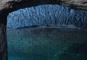 Blick in wassergefülltes Kellergewölbe