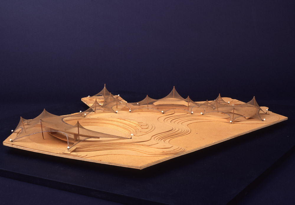 Modell der Olympiastadt mit hängenden Dächern und gestalteter Landschaft