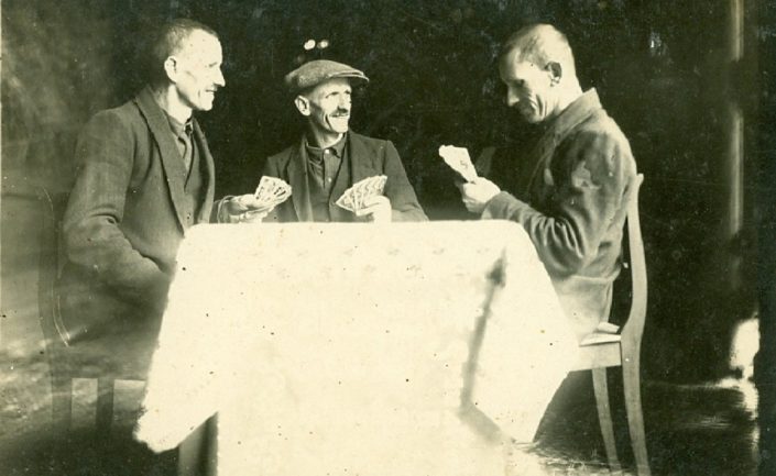 Bildunterschrift: Photoshop 1935: Karl-Joseph Breitinger fotografierte sich dreimal beim Karten und fügte die einzelnen Bilder zu einem zusammen.