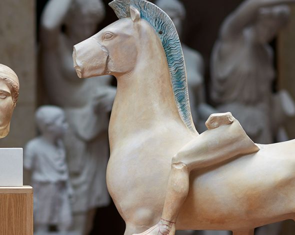 Diese Statue aus Gips zeigt ein Pferd mit seinem Reiter. Es fehlen aber der Körper des Reiters, ein Teil der Pferdeschnauze, 3 Beine und der Schweif des Pferdes.