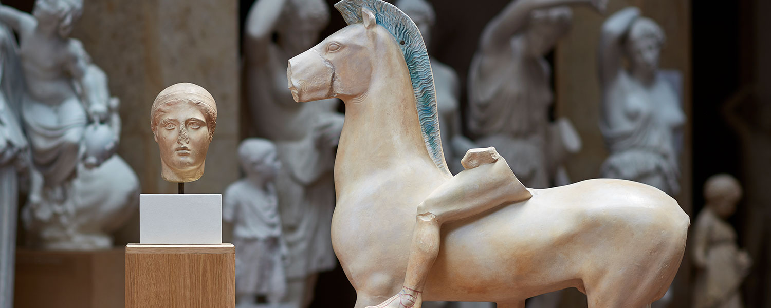 Titelbild: Diese Statue aus Gips zeigt ein Pferd mit seinem Reiter. Es fehlen aber der Körper des Reiters, ein Teil der Pferdeschnauze, drei Beine und der Schweif des Pferdes.